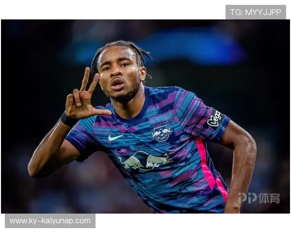 切尔西一脚长传找到恩昆库，挑射轻盈入网